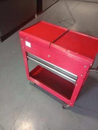Carro de herramientas rojo