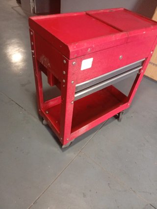 Carro de herramientas rojo