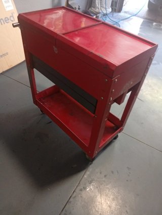 Carro de herramientas rojo