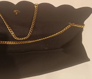 Bolso de mano vintage negro con cadena dorada