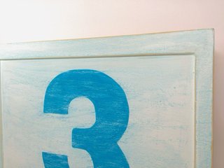 Cuadro decorativo de madera con el número 3 azul