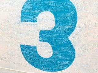 Cuadro decorativo de madera con el número 3 azul