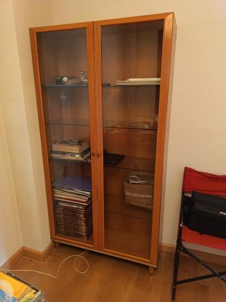 Vitrina de madera y cristal IKEA