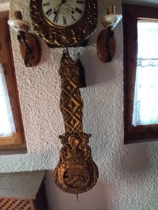Reloj de pared antiguo de bronce