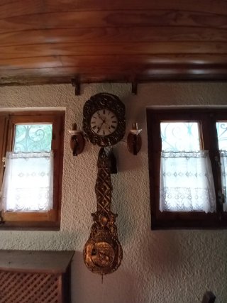 Reloj de pared antiguo de bronce