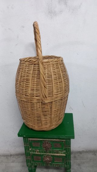 Canasto de caña con asa
