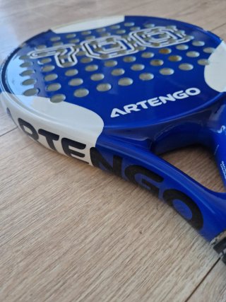 Pala Padel Artengo 700 + 6 Pelotas + grips