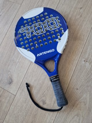 Pala Padel Artengo 700 + 6 Pelotas + grips