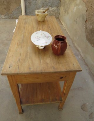 Mesa rústica antigua de madera