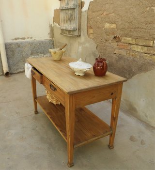 Mesa rústica antigua de madera
