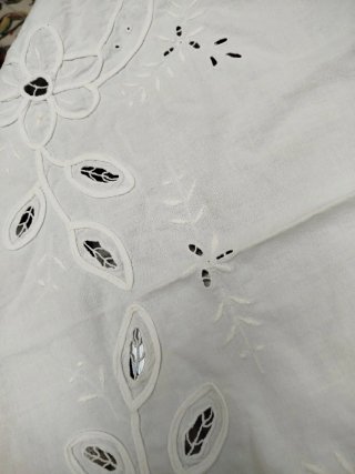 Mantelito vintage bordado calado 85x80