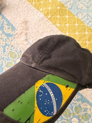 Gorra Negra con Bandera de Brasil