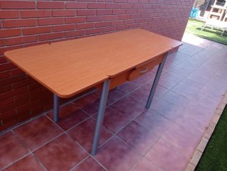 Mesa de cocina de madera con alas abatibles