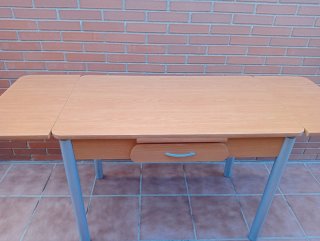 Mesa de cocina de madera con alas abatibles