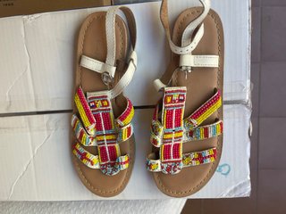 Sandalias Niña Multicolor con Adorno