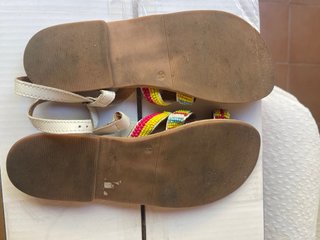 Sandalias Niña Multicolor con Adorno