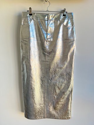Falda plateada de Mango, efecto piel, talla S