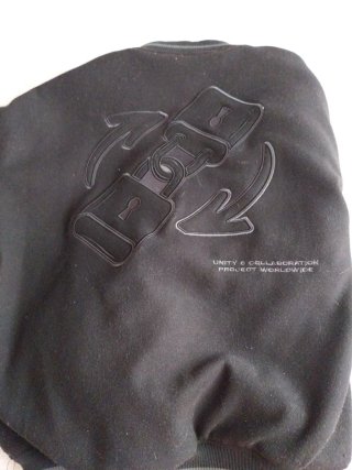 Cazadora Bershka unisex negra y gris