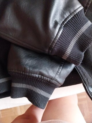 Cazadora Bershka unisex negra y gris