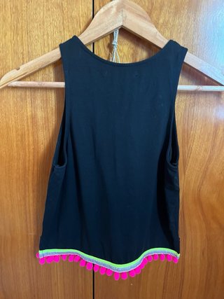 Top negro crop con pompones
