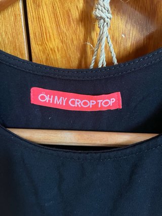 Top negro crop con pompones