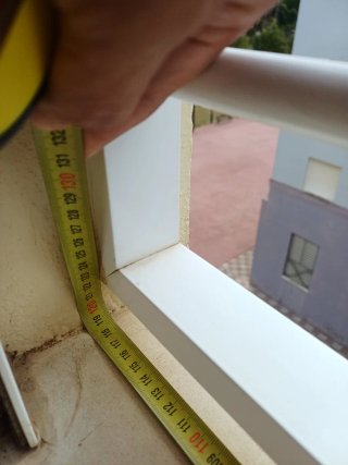 Reja de aluminio blanca ventana