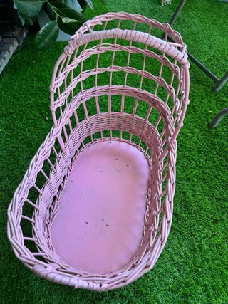 Cuna de mimbre rosa para muñecos