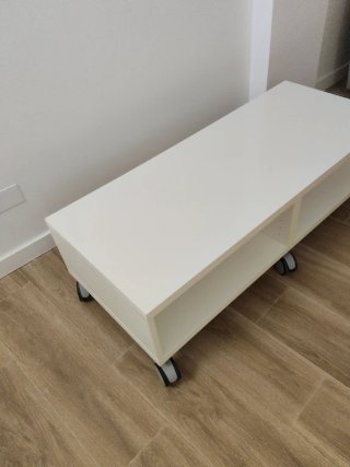Mesa TV/Estantería Blanca con Ruedas