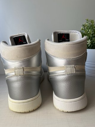 Zapatillas Jordan Beige y Plata Talla 43
