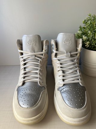 Zapatillas Jordan Beige y Plata Talla 43