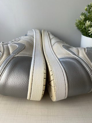 Zapatillas Jordan Beige y Plata Talla 43