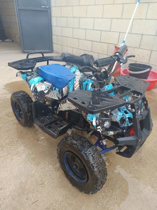 Quad infantil azul y negro está en Dos hermanas