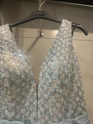 Vestido de fiesta azul y plateado
