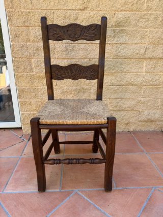8 Sillas de madera tallada 20€ cada una.