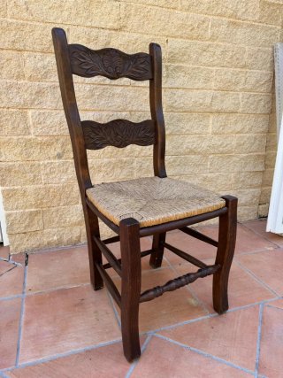 8 Sillas de madera tallada 20€ cada una.