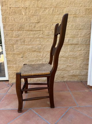 8 Sillas de madera tallada 20€ cada una.