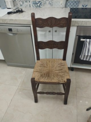 8 Sillas de madera tallada 20€ cada una.