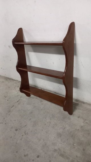 Estantería de madera marrón