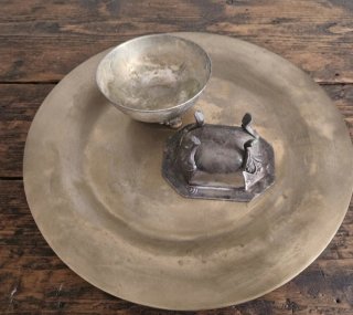 Conjunto Vintage: Bandeja y Piezas Metálicas