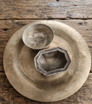 Conjunto Vintage: Bandeja y Piezas Metálicas