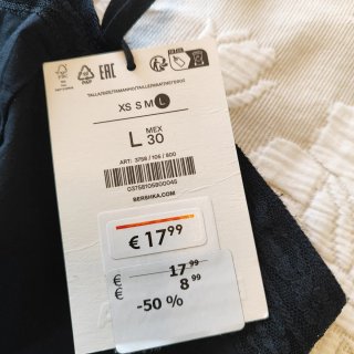 Top Bershka negro con encaje