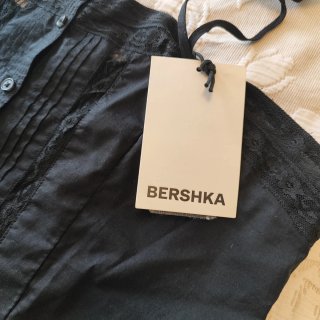 Top Bershka negro con encaje