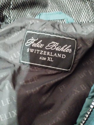 Abrigo Félix Buhler verde y negro
