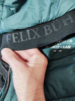 Abrigo Félix Buhler verde y negro