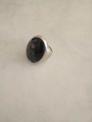 Anillo Plateado con Piedra Negra Ovalada