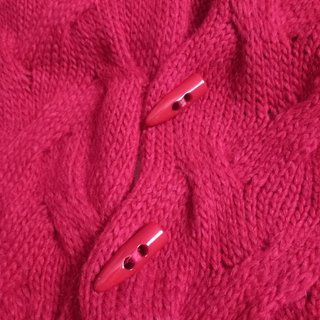 Estola de lana roja burdeos con botones