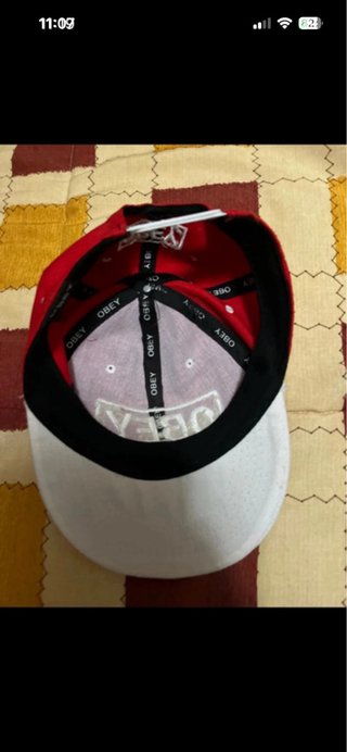 Gorra Obey Roja y Blanca
