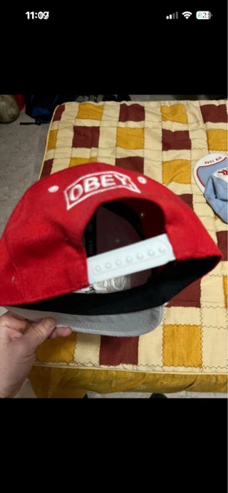 Gorra Obey Roja y Blanca
