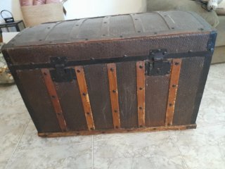 Baúl antiguo de madera y metal