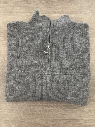 Jersey punto gris cuello alto con cremallera